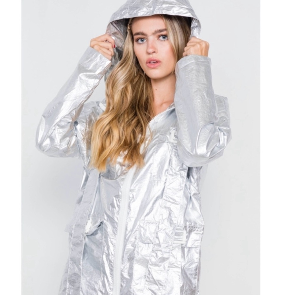 💥HP💥 Metallic Beauty Silver & White Hooded Trench Coat Jacket w/ Belt